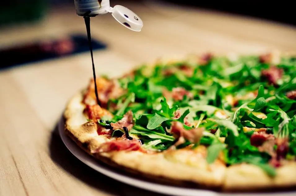 Pizza s rukolou a prosciuttem v Pizza GO Šumperk